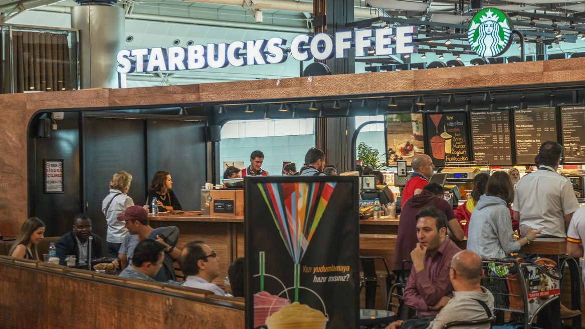 Los accionistas de Starbucks se rebelan. ¿Pero qué está pasando en esta empresa?