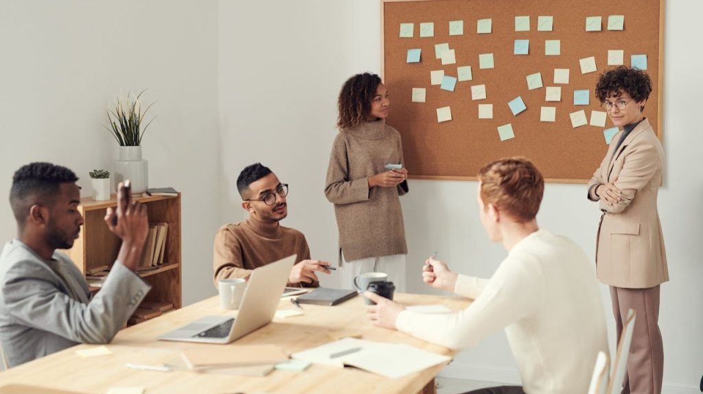 ¿Qué es la inteligencia emocional en el trabajo y cómo aplicarla? ¿Cómo mejorar la inteligencia emocional en el trabajo?