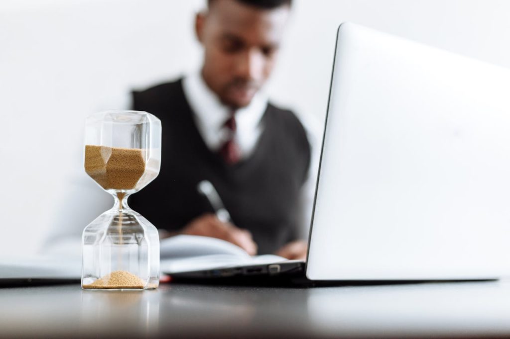 6 estrategias de gestión del tiempo en el trabajo para conseguir resultados ¿Qué es la gestión del tiempo en el trabajo?