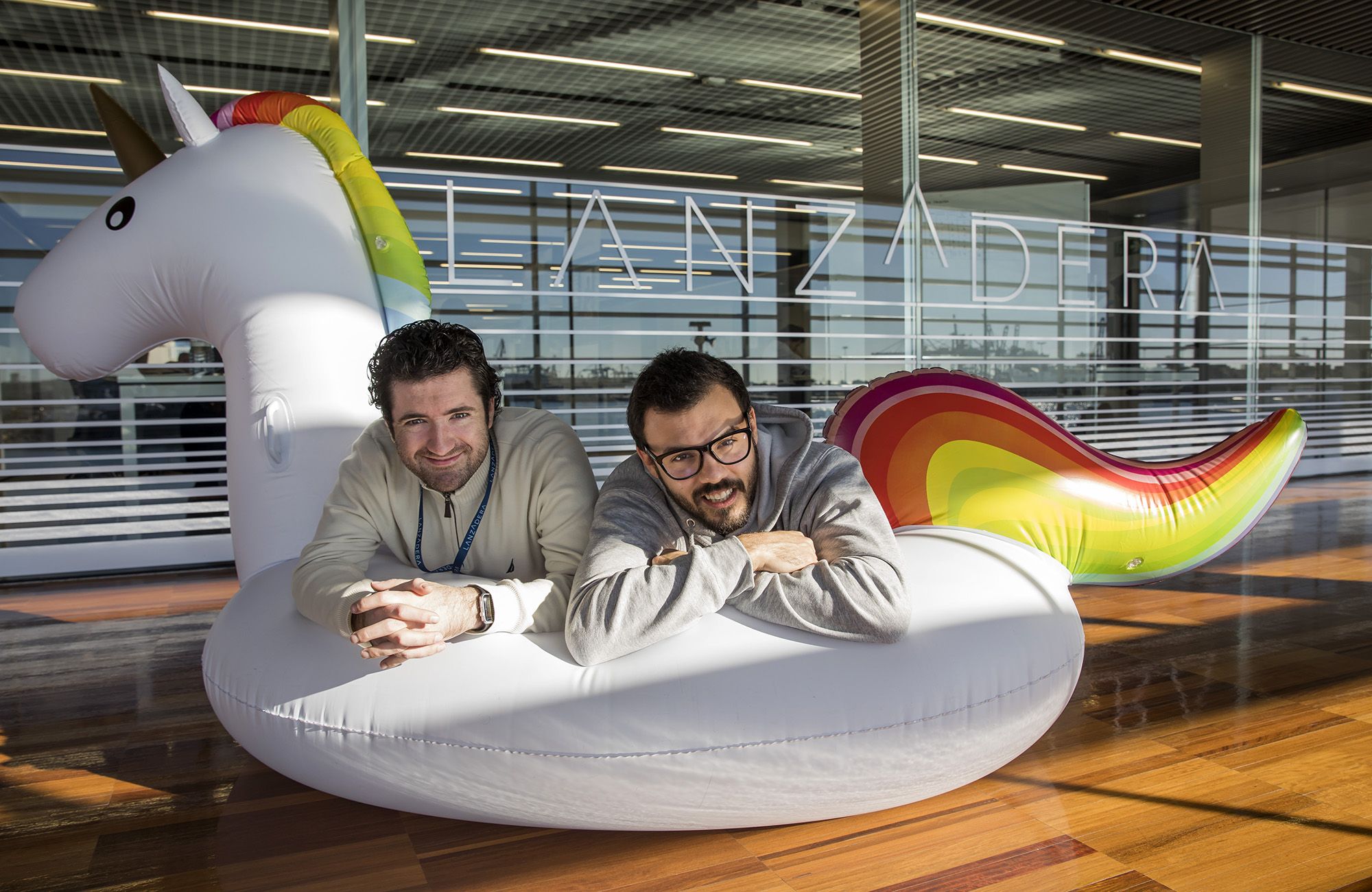 Los jóvenes emprendedores siguen el Modelo Hawkers para triunfar