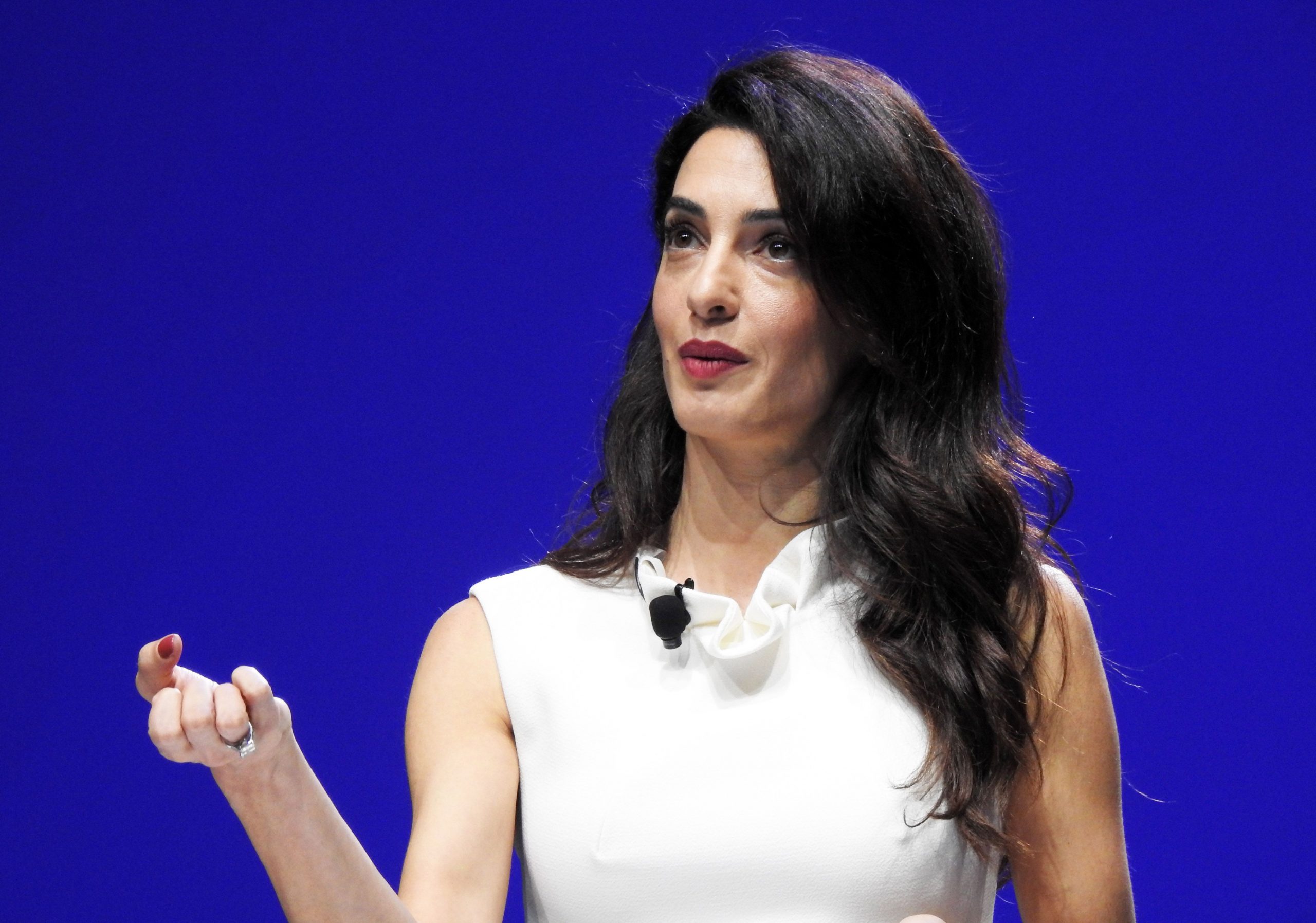¿Cuánto cuesta asistir a una de las conferencias de la esposa de George Clooney?