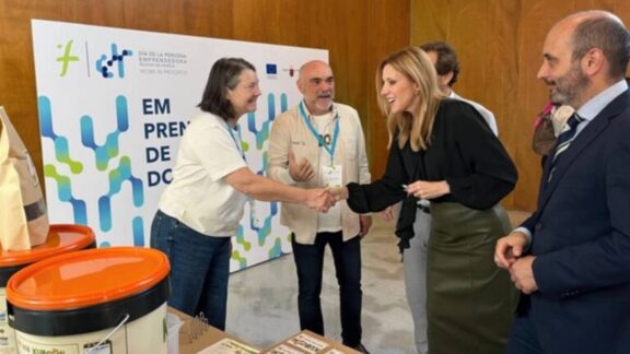 La consejera de Empresa, Empleo y Economía Social, Marisa López Aragón, saluda a una de las emprendedoras en su stand.