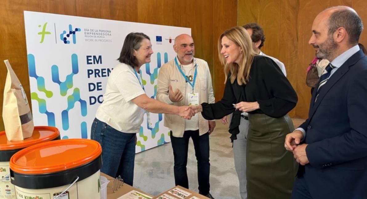 La consejera de Empresa, Empleo y Economía Social, Marisa López Aragón, saluda a una de las emprendedoras en su stand.