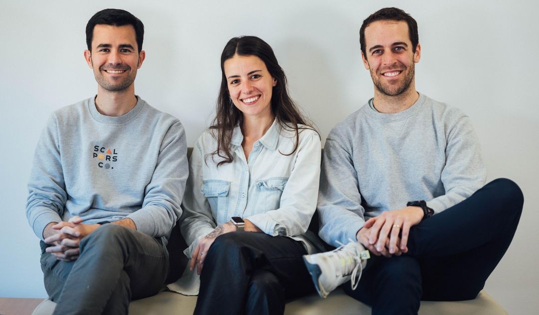 Equipo de Tacmind: de izquierda a derecha, Pablo Cabrera (CTO), Juliana Chiarella (CMO) y Alex Casals (CEO) de Tacmind