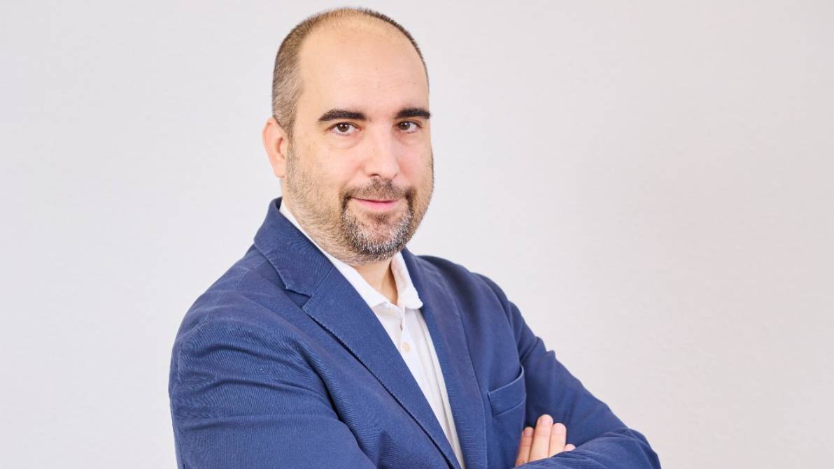 Hiram Fernández, Seven Sector