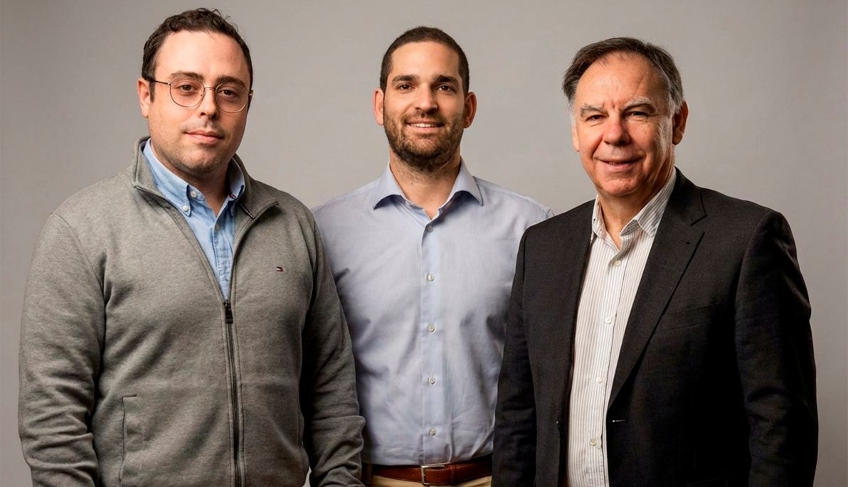 Los fundadores de First Drop con un representante de la SETT
