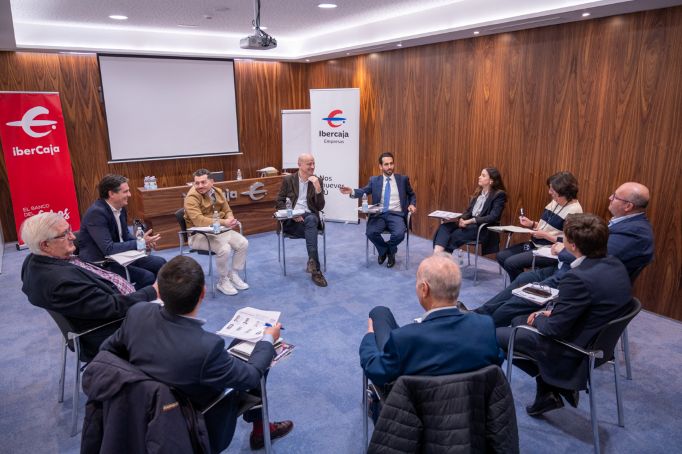 Foto genérica mesa redonda Alcalá de Henares