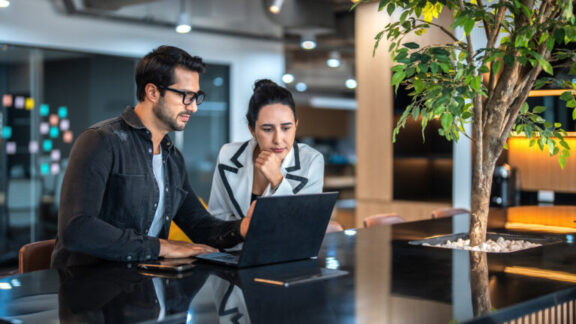 Jóvenes emprendedores en una oficina [iStock]