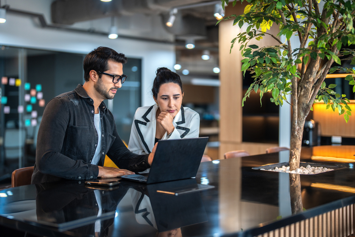 Jóvenes emprendedores en una oficina [iStock]