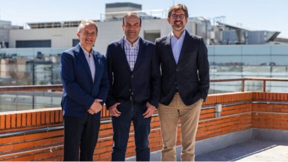 Eloy Ortega (izquierda), fundador de TCMAN, junto a Christian Struve y Raúl Peris, CEO y CEO de Fracttal