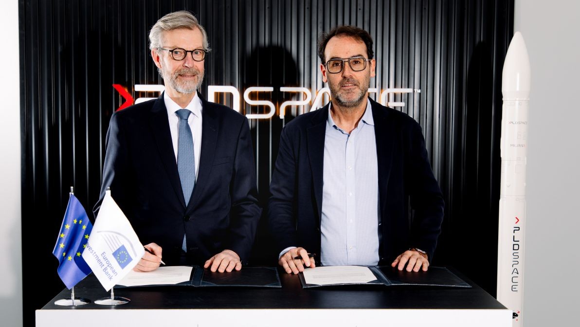 Ezequiel Sánchez (PLD Space) y Robert de Groot (BEI), firmando el acuerdo