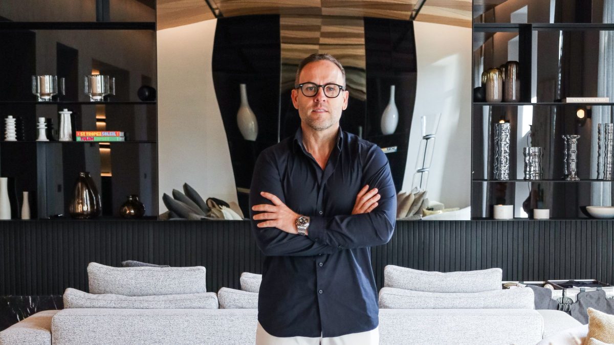 Christian Sintes, fundador de LUV Studio, en su estudio de arquitectura en Barcelona