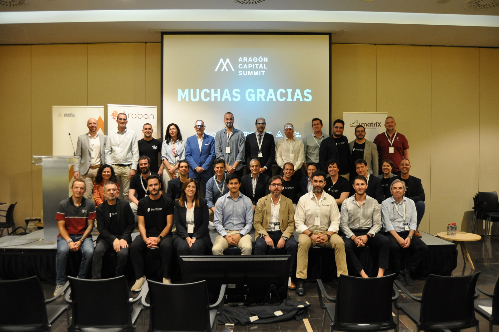 Asistentes al Aragón Capital Summit en la foto de familia del evento.