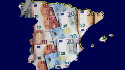 Mapa de España formado por billetes de euro que representan las ayudas autonómicas para emprendedores en 2026
