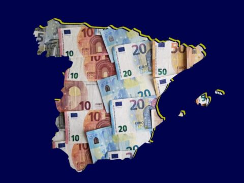 Mapa de España formado por billetes de euro que representan las ayudas autonómicas para emprendedores en 2026