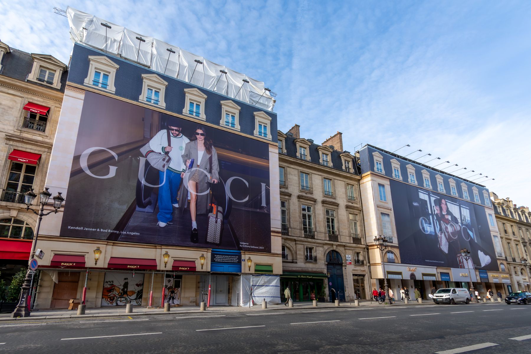 Lona publicitaria de la marca Gucci con Bad Bunny