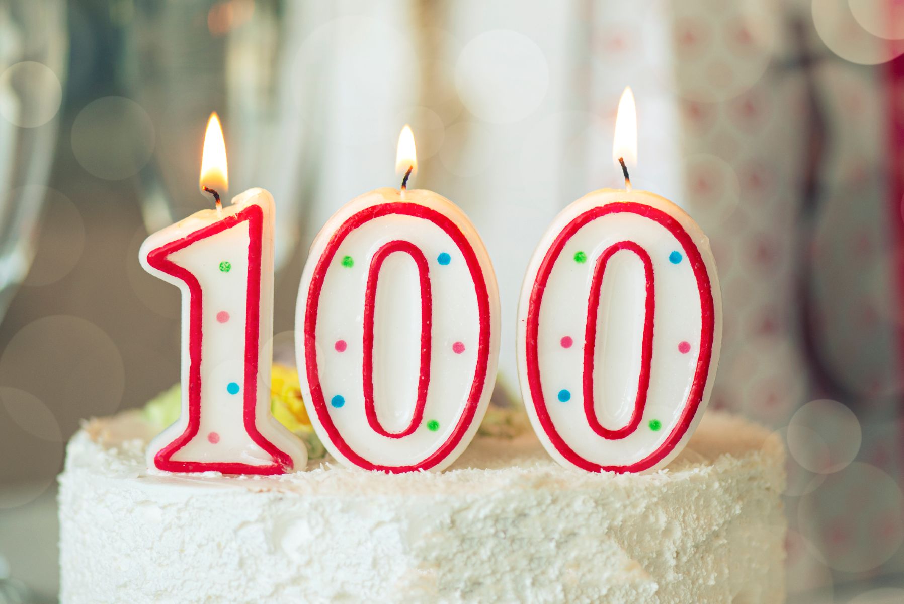 Tarta de cumpleaños con velas formando el número 100