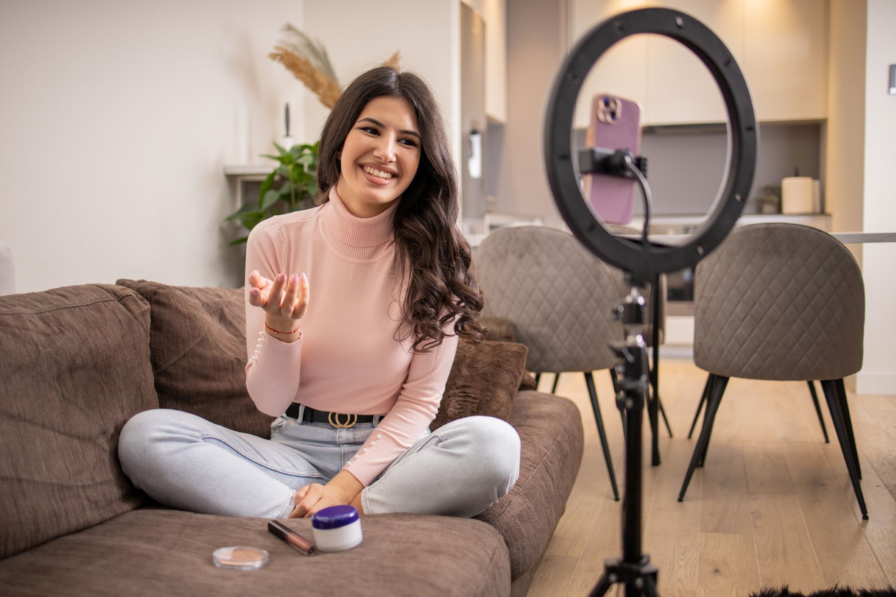 Influencer sonriente graba un vídeo