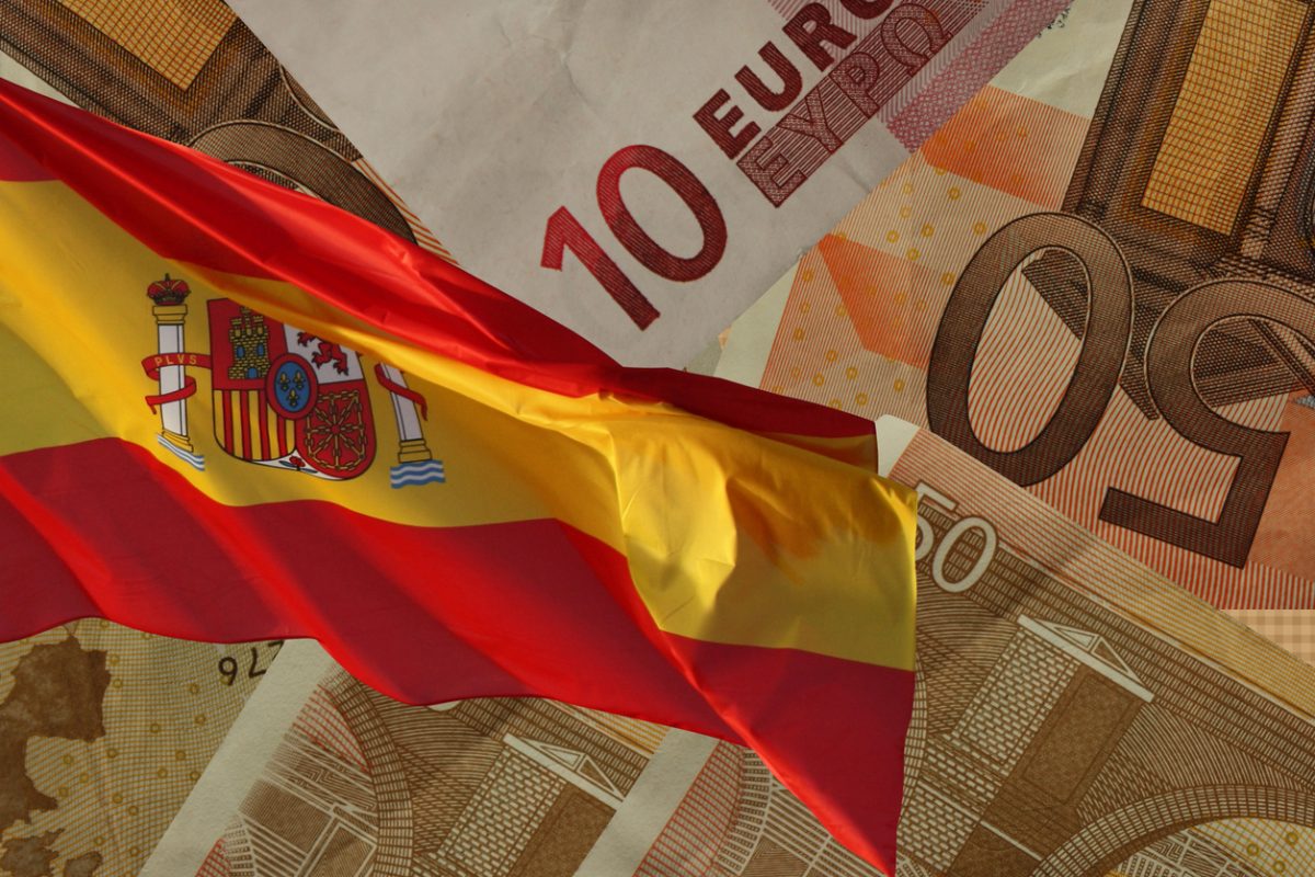 Billetes de 10 euros sobre una bandera de España