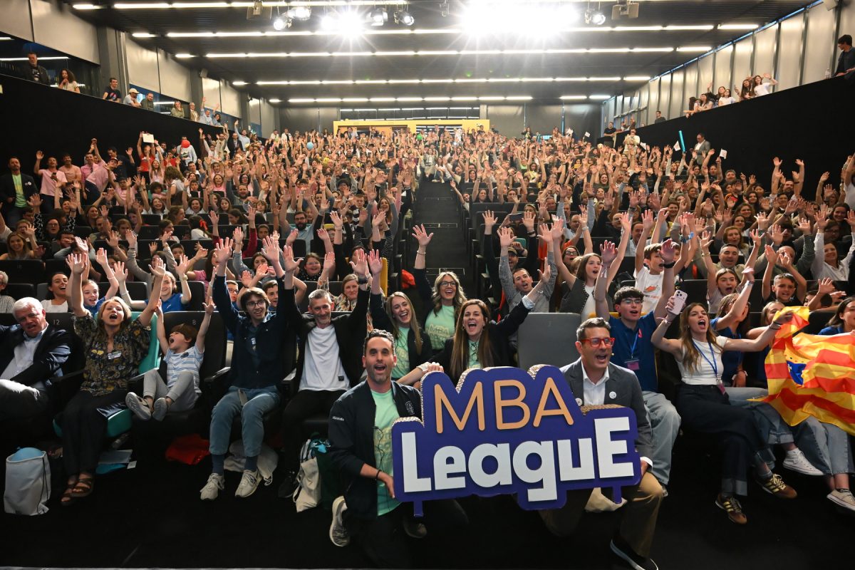 José Antonio Martínez Amat (MBA Kids) y Xosé Castro (presentador) con el público de la Final de la MBA League