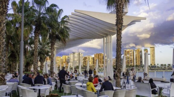 Palmeral de Las Sorpresas en Málaga, el paseo del glamour de la ciudad (Andalucía, España)