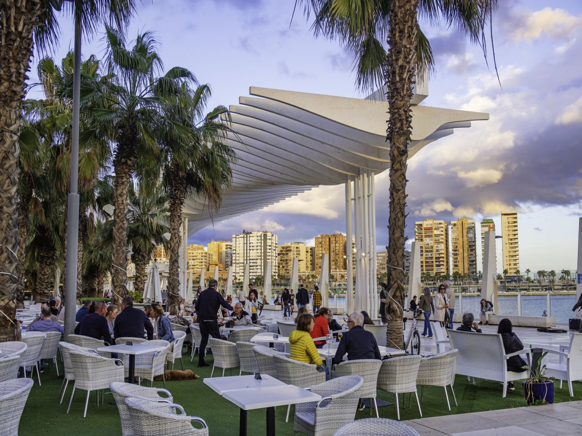 Palmeral de Las Sorpresas en Málaga, el paseo del glamour de la ciudad (Andalucía, España)