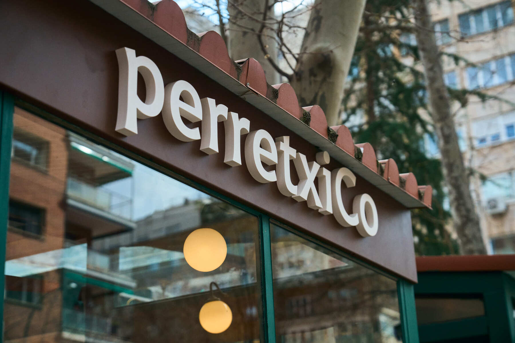 Fachada de una taberna Perretxico en Madrid