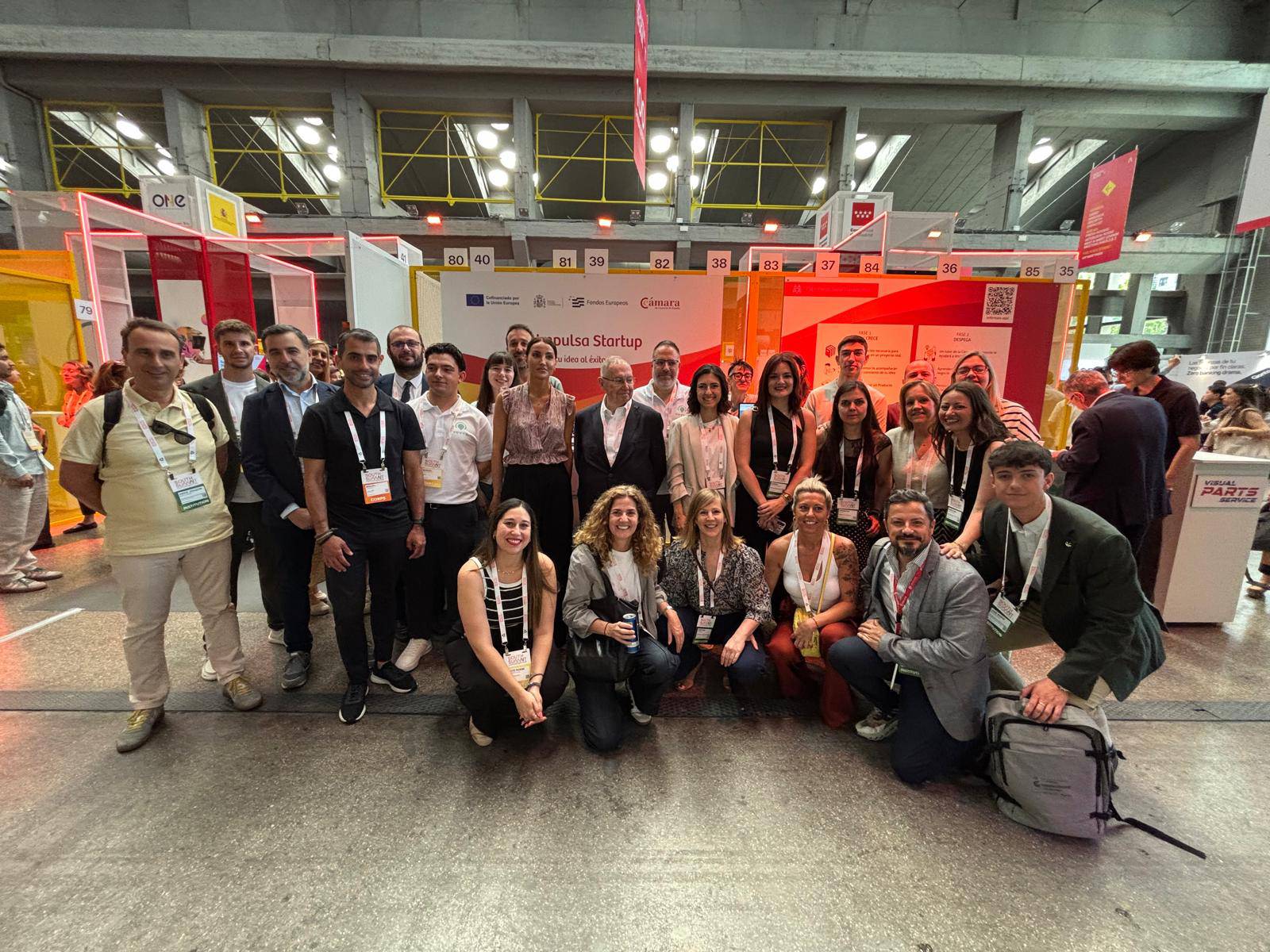 José Luis Bonet con los emprendedores en el estand de CCE