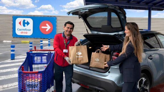Clienta recogiendo en coche la compra online en un supermercado Carrefour