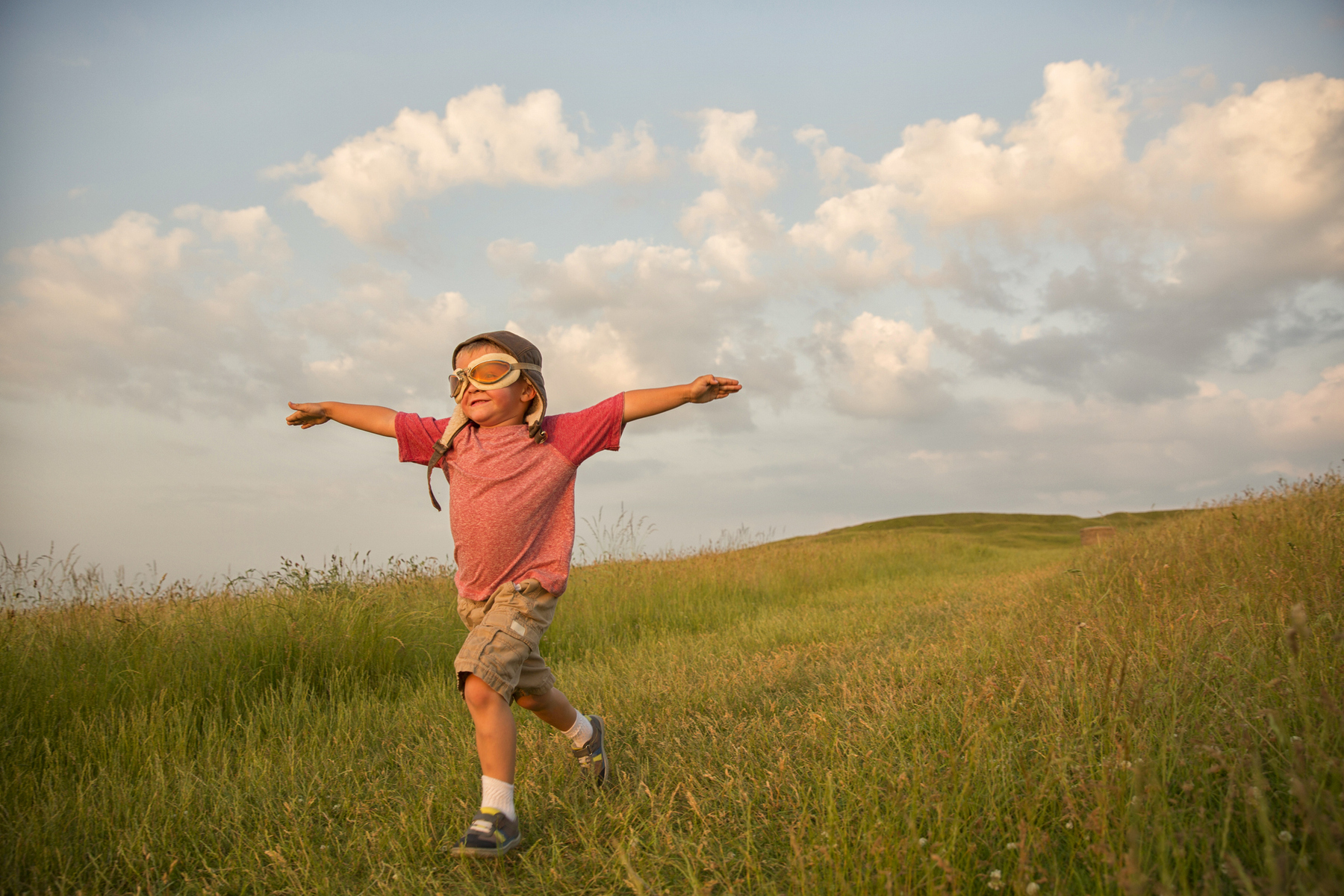 Niño jugando e imaginando como ejemplo del emprendimiento