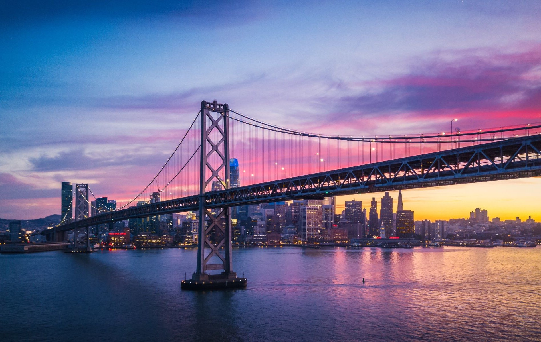 Vista aérea de la ciudad de San Francisco y el puente de la bahía en la puesta del sol