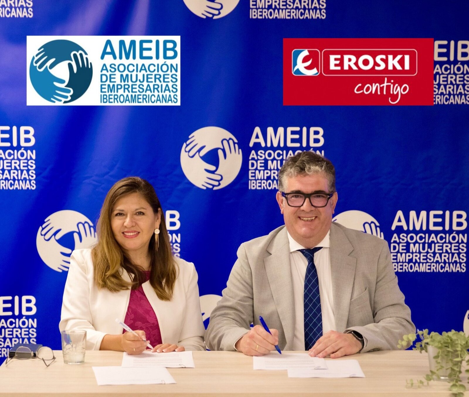 Alberto Cañas, director de Franquicias de EROSKI, e Ivette Barreto Palacios, presidenta de AMEIB.