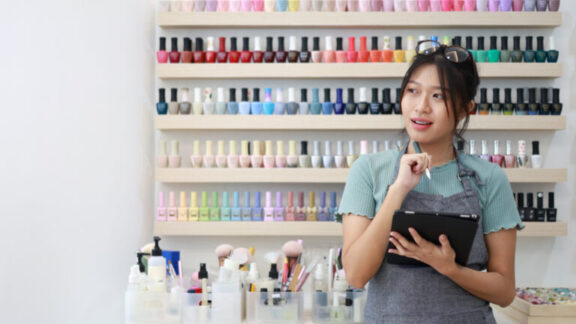 Emprendedora en el interior de su salón de uñas