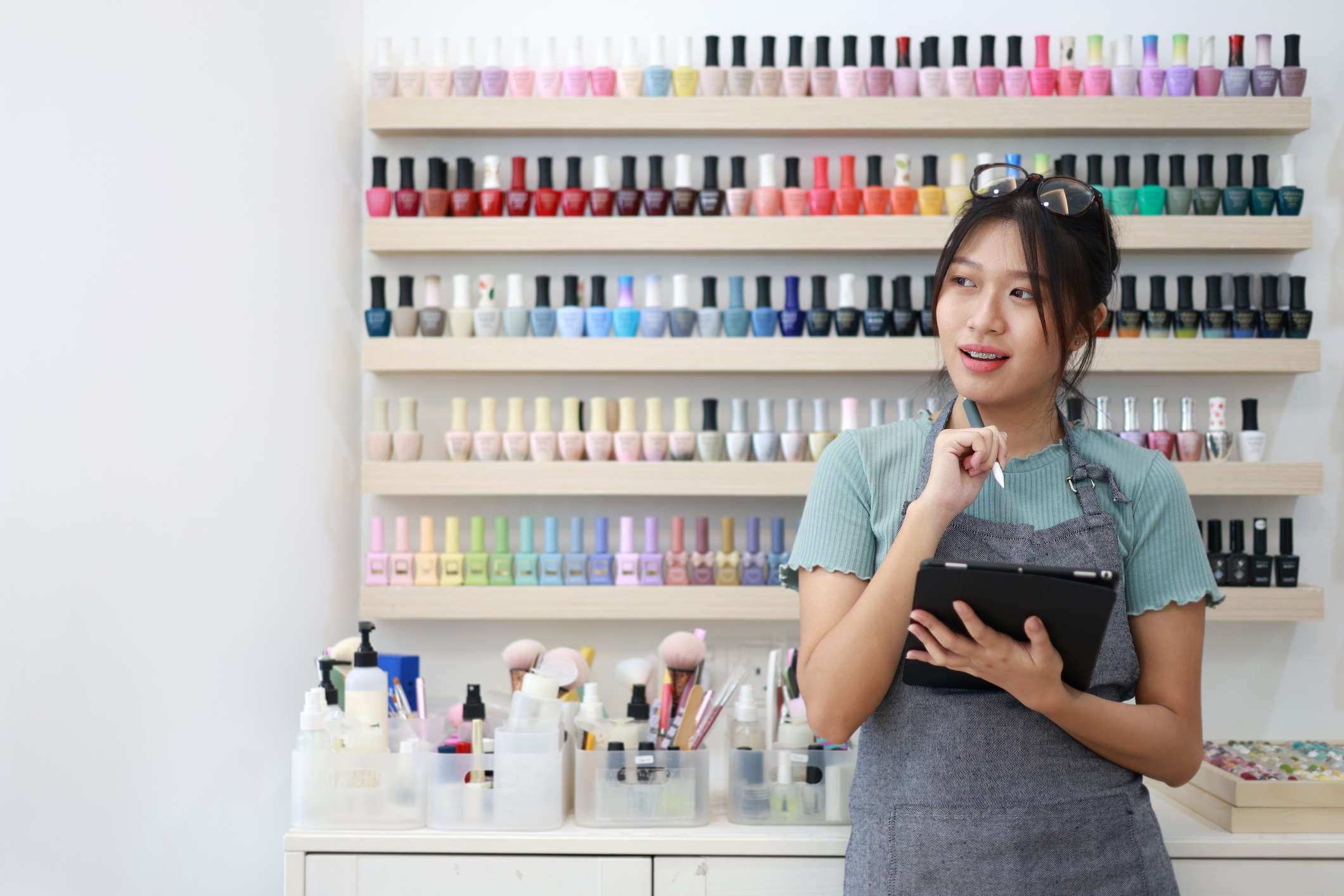 Emprendedora en el interior de su salón de uñas