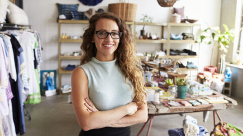 Emprendedora en el interior de su tienda de moda