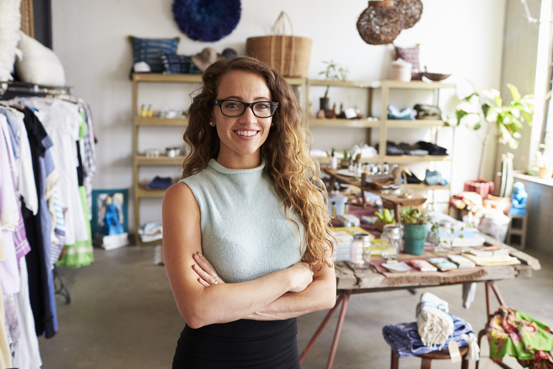 Emprendedora en el interior de su tienda de moda