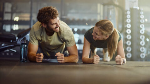 Una pareja haciendo ejercicio en un gimnasio como símbolo de la buena salud de las franquicias de salud