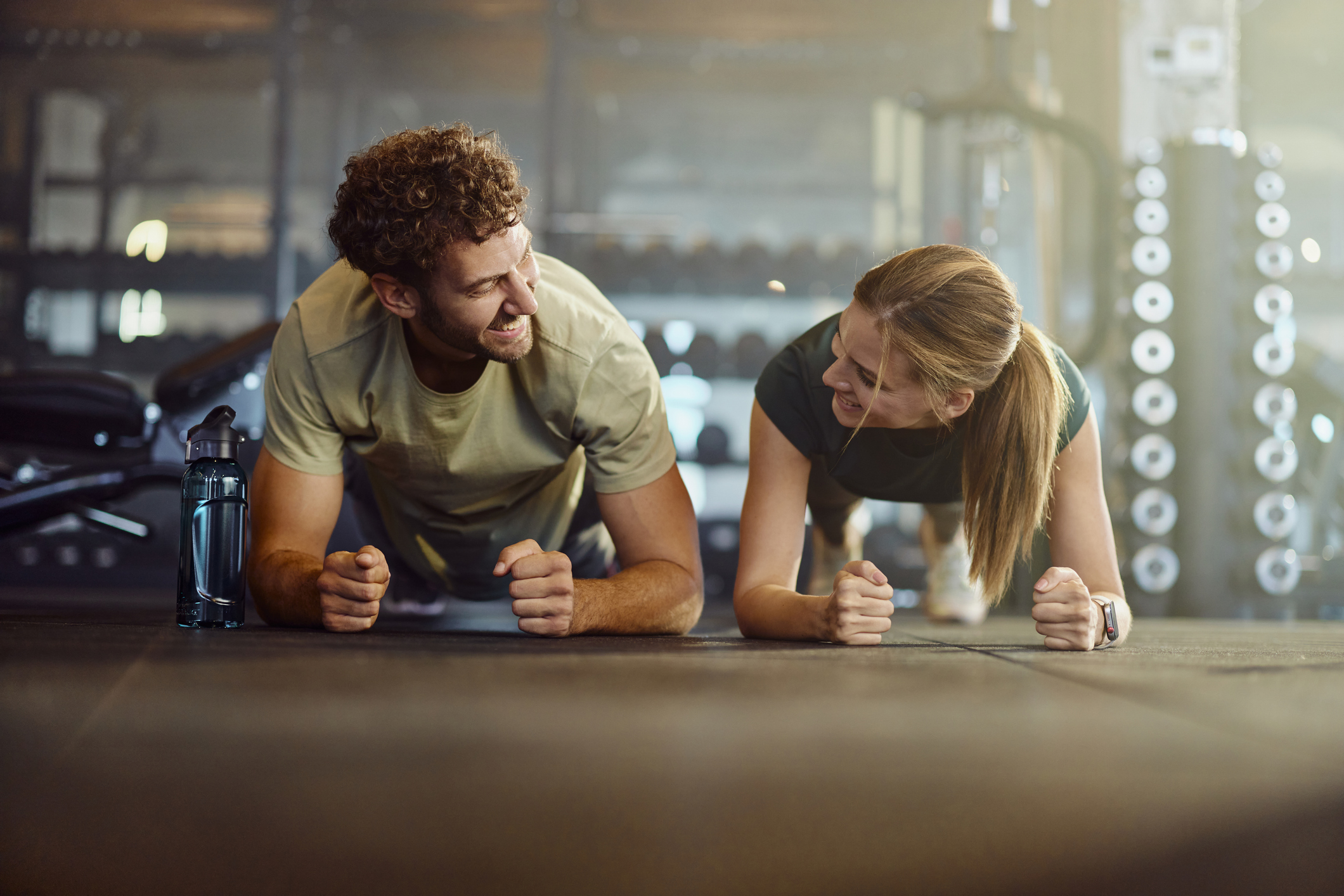 Una pareja haciendo ejercicio en un gimnasio como símbolo de la buena salud de las franquicias de salud