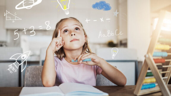 Niña pensando en números e ideas varias