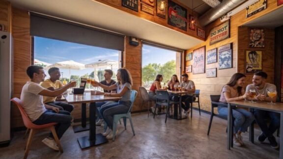 Interior con gente de un local de la cadena Harper Beer & Food