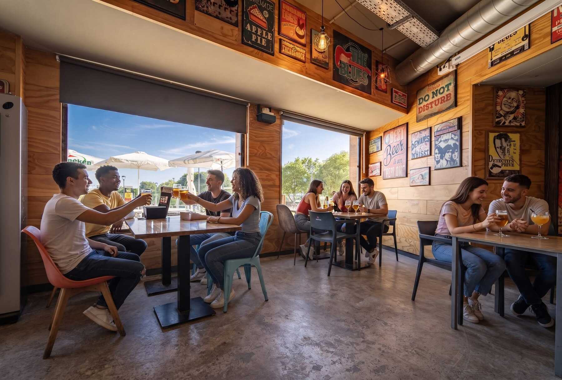 Interior con gente de un local de la cadena Harper Beer & Food