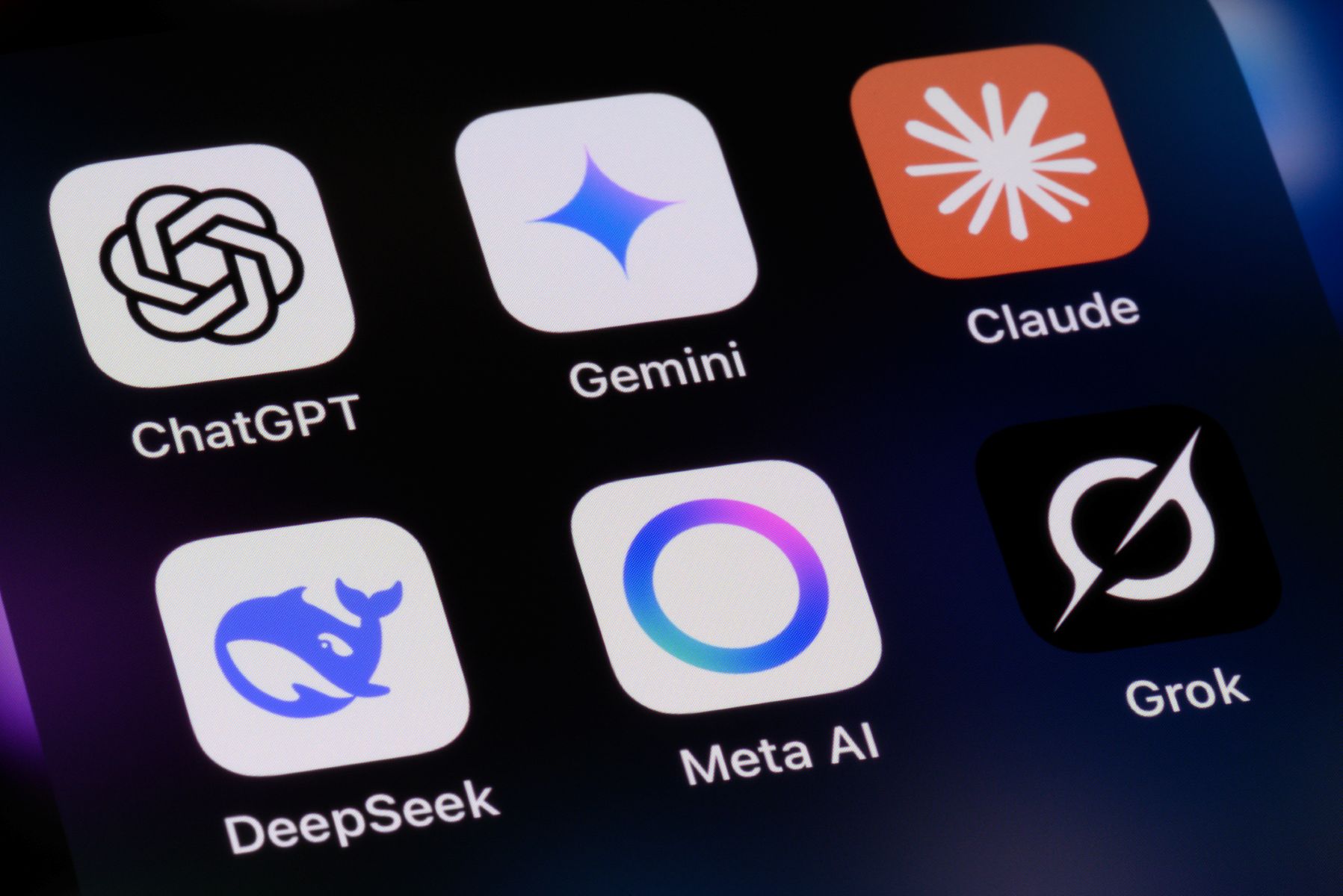 pantalla de smartphone con iconos de aplicaciones de asistente de IA generativa