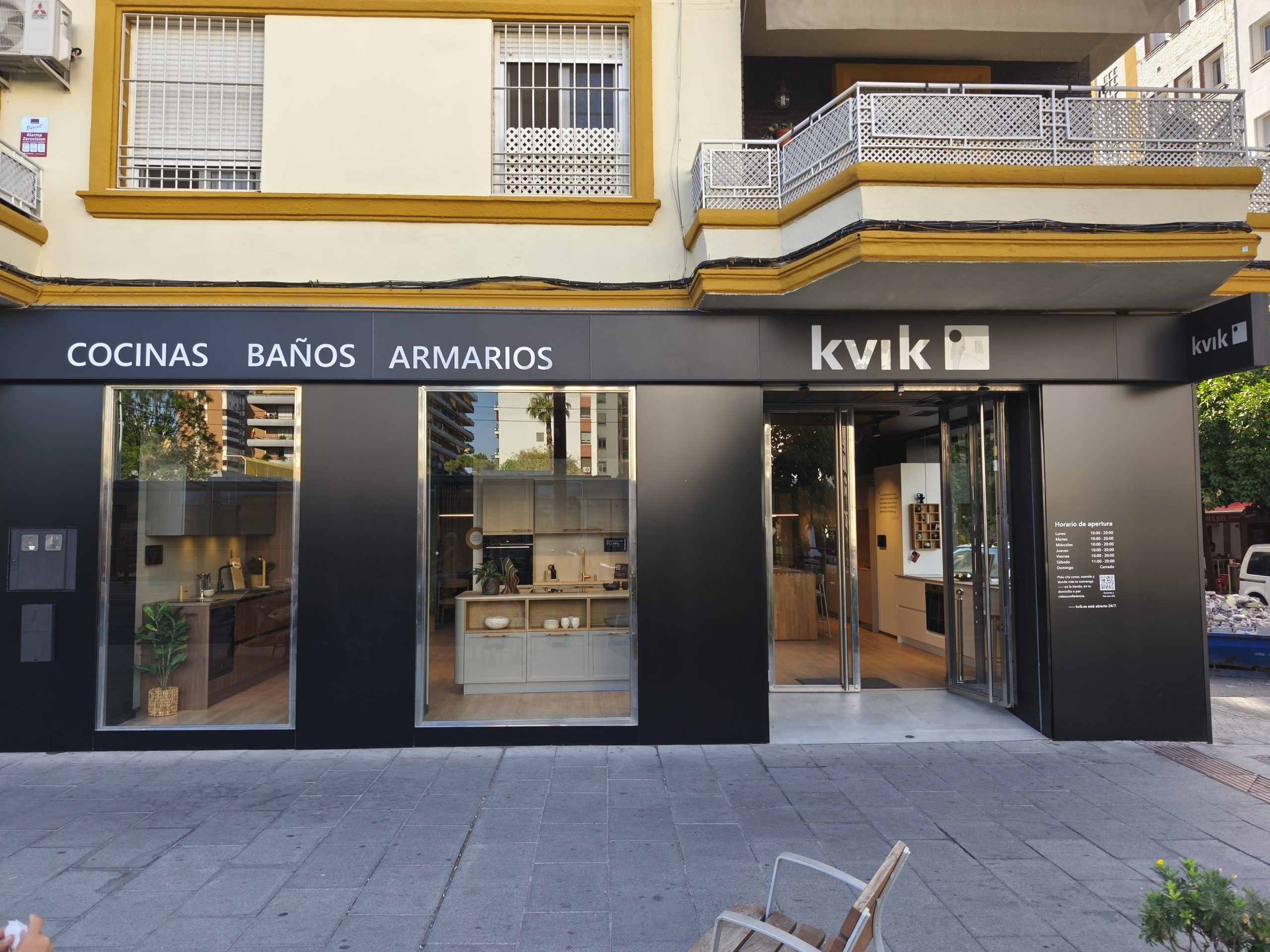 Exterior de la tienda franquiciada de cocinas Kvik en Sevilla