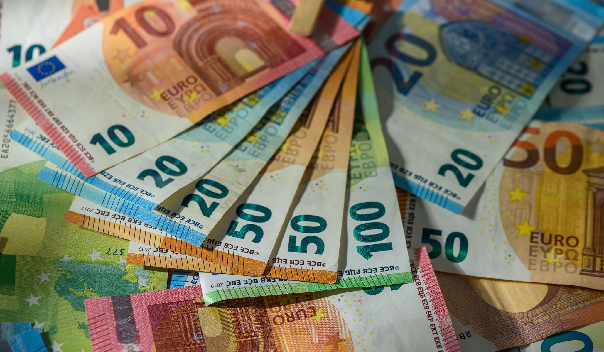 Billetes de euro desplegados en abanico.