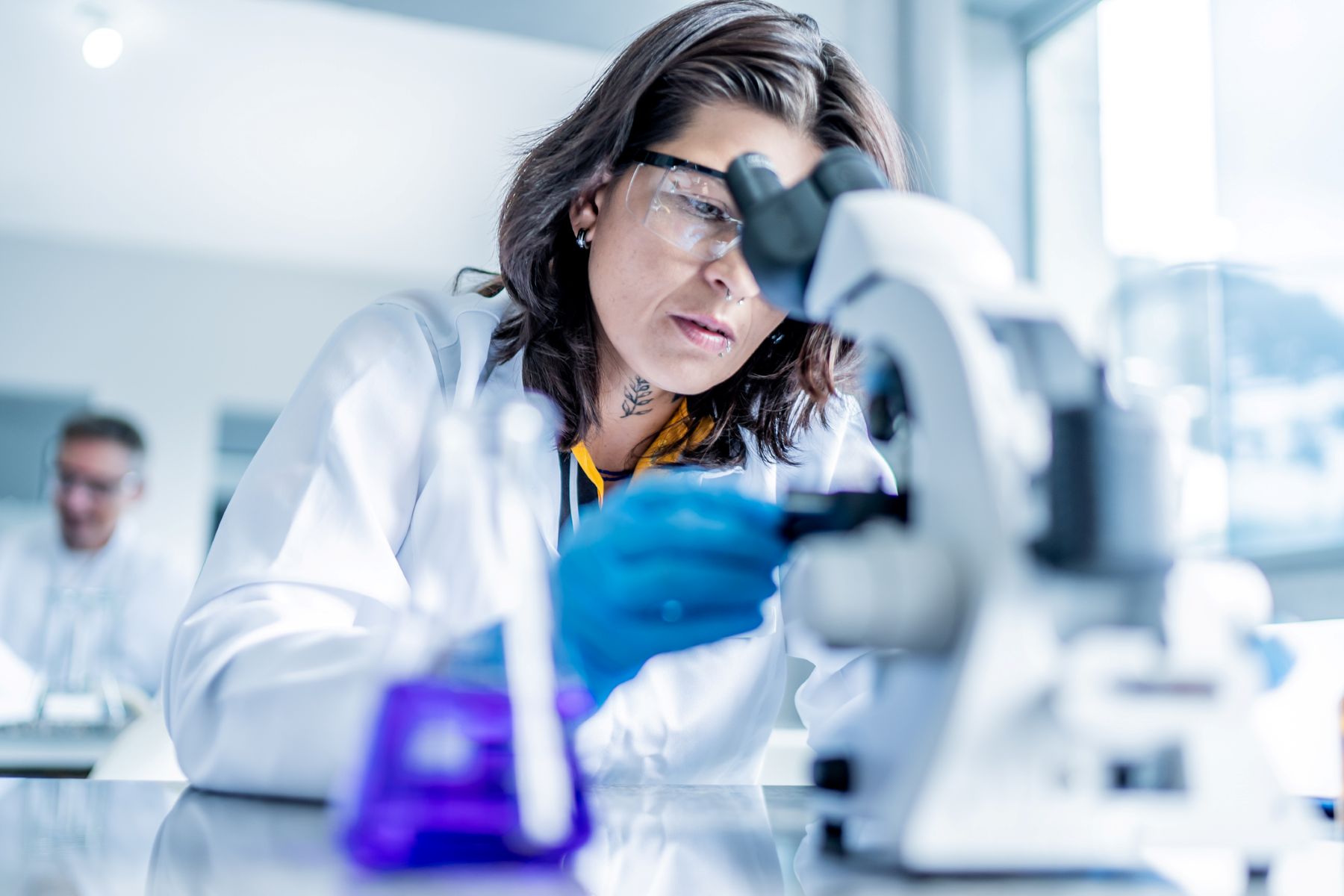 Investigadora analizando una muestra en el laboratorio