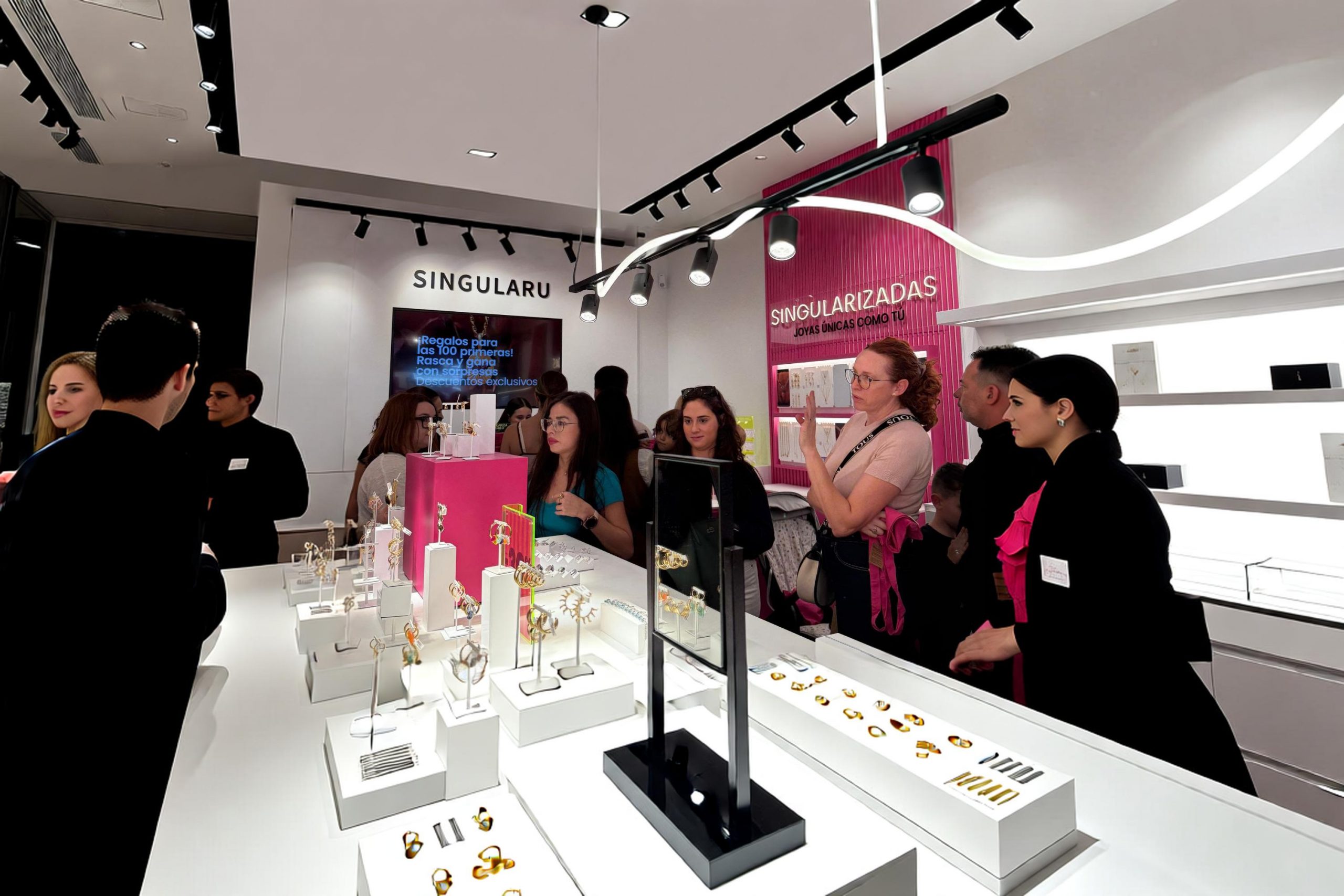 Clientes en el interior de una tienda de la franquicia de joyería Singularu