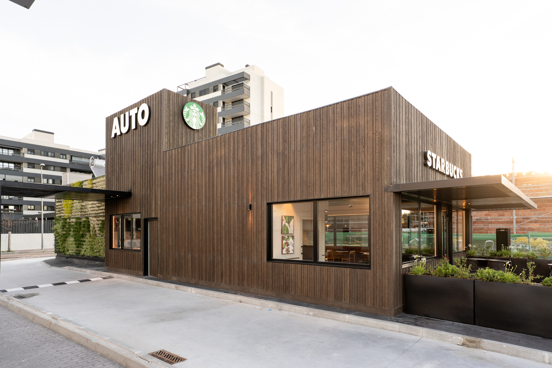 Exterior de la tienda Starbucks Auto en Alcalá de Henares
