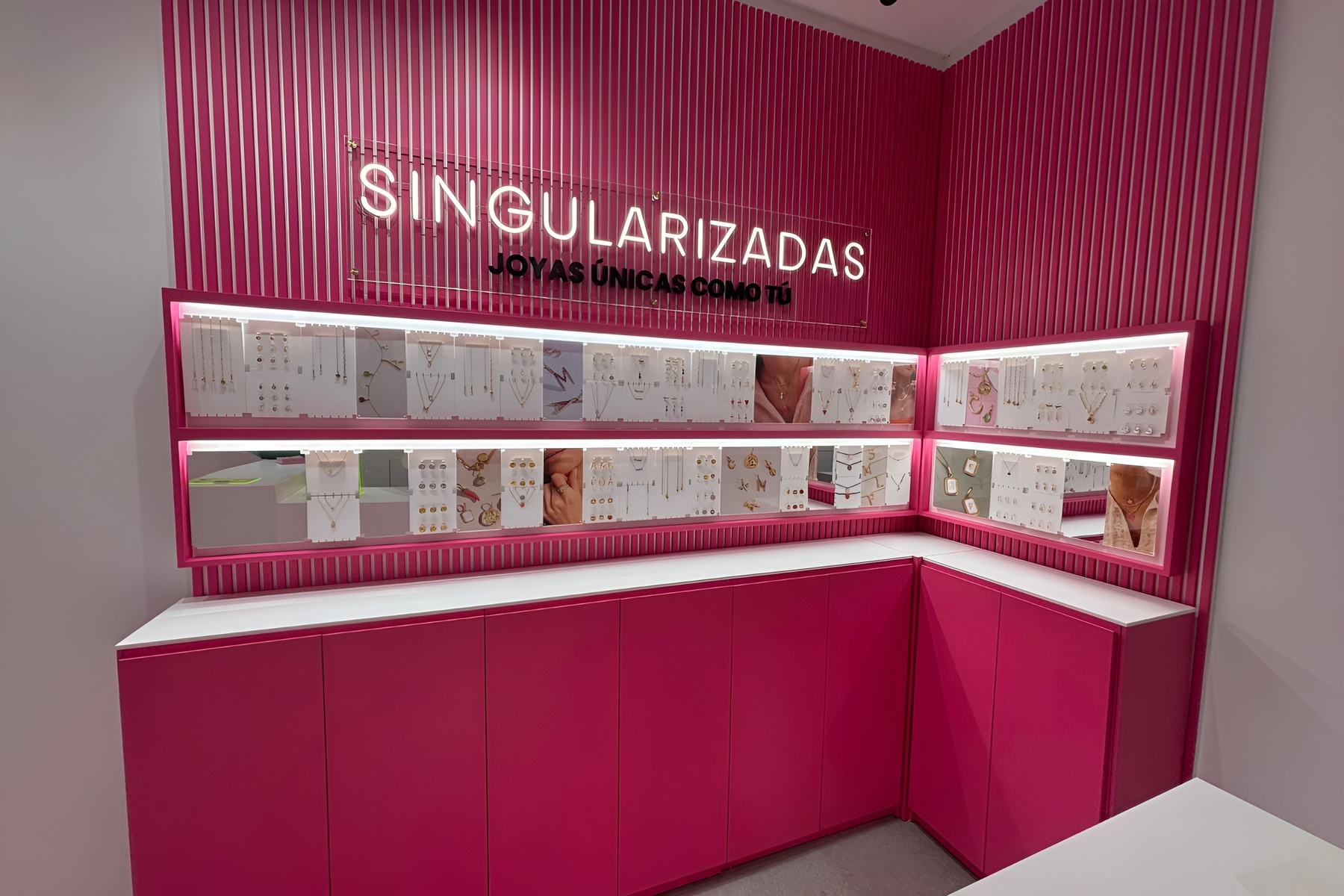 Expositor con joyas de la franquicia Singularu