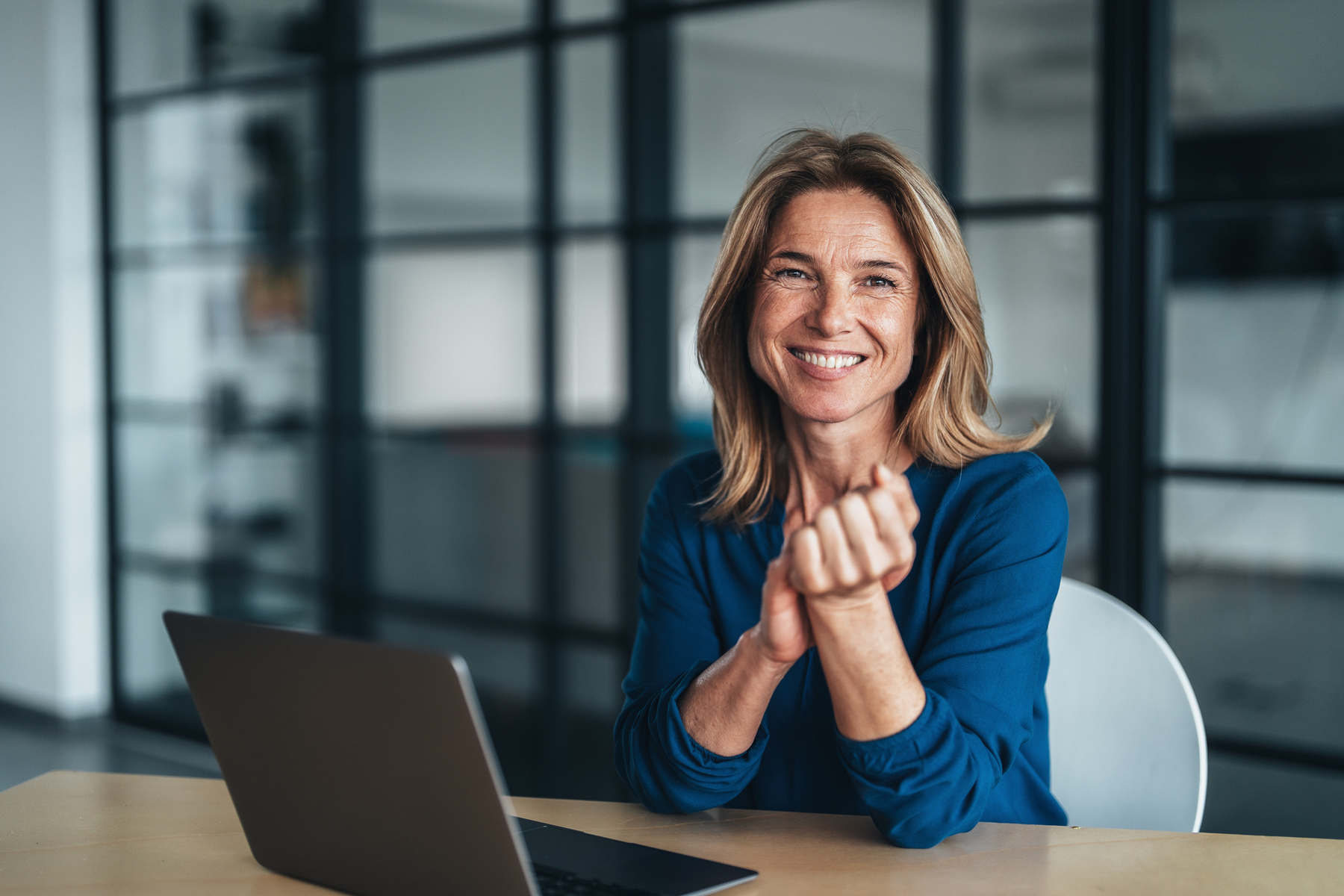 Mujer de negocios sonriente en una oficina