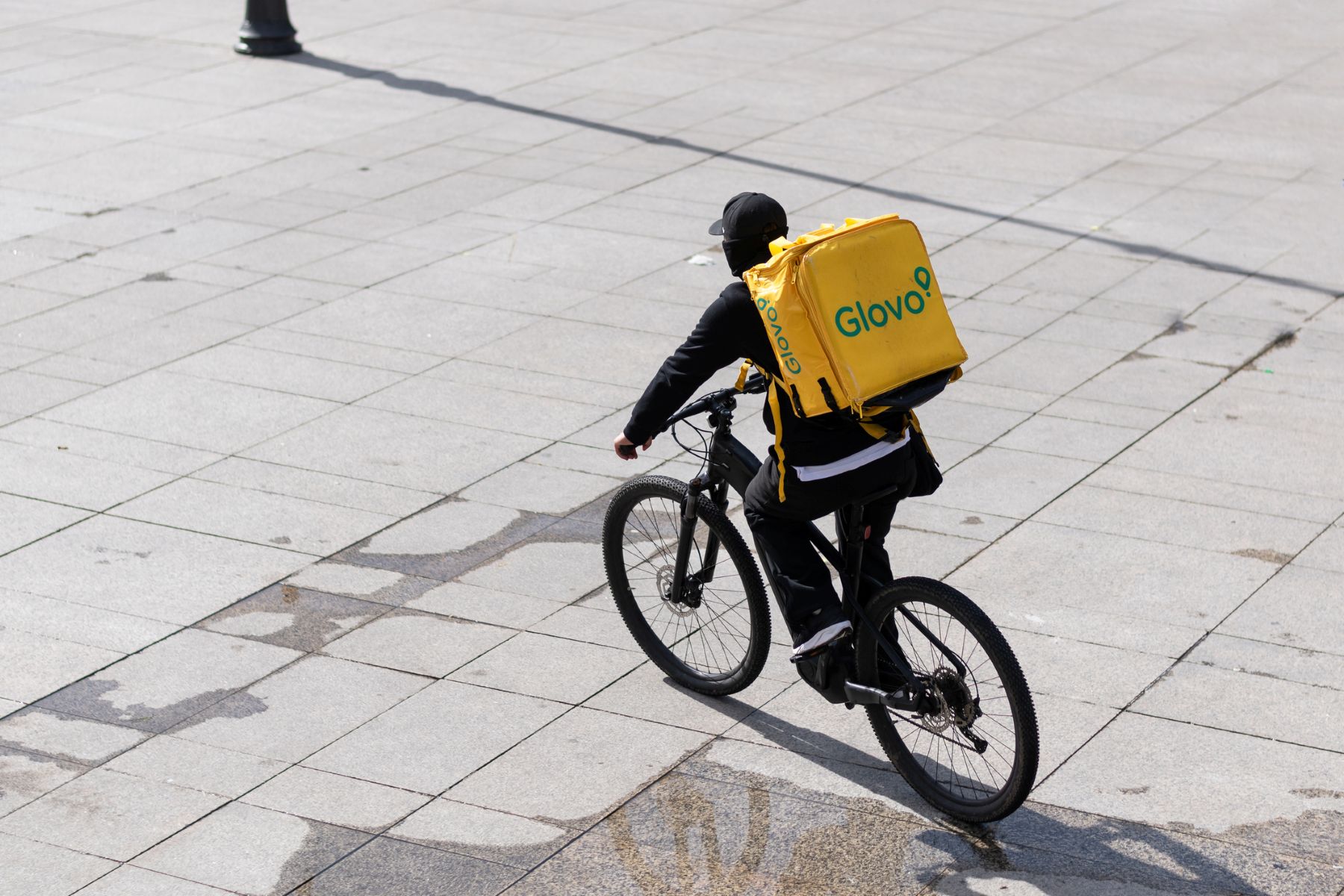 Repartidor de Glovo en bici